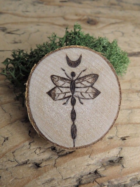 Magnes „Ważka i Księżyc” – magiczny świat wypalony w drewnie