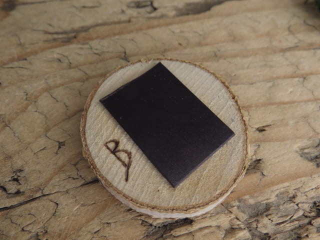 Magnes „Ważka i Księżyc” – magiczny świat wypalony w drewnie