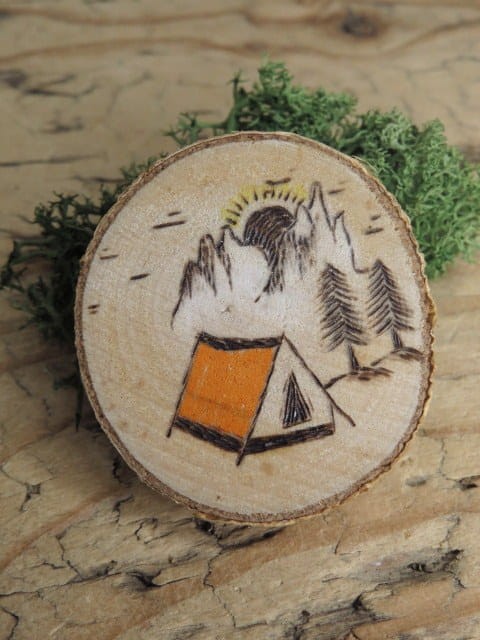 Magnes „Zachód słońca w górach” – ręcznie malowany klimat biwaku