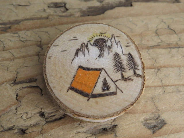 Magnes „Zachód słońca w górach” – ręcznie malowany klimat biwaku