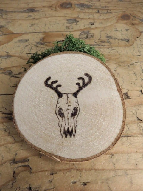 Magnes „Czaszka jelenia” – dzika natura zaklęta w drewnie