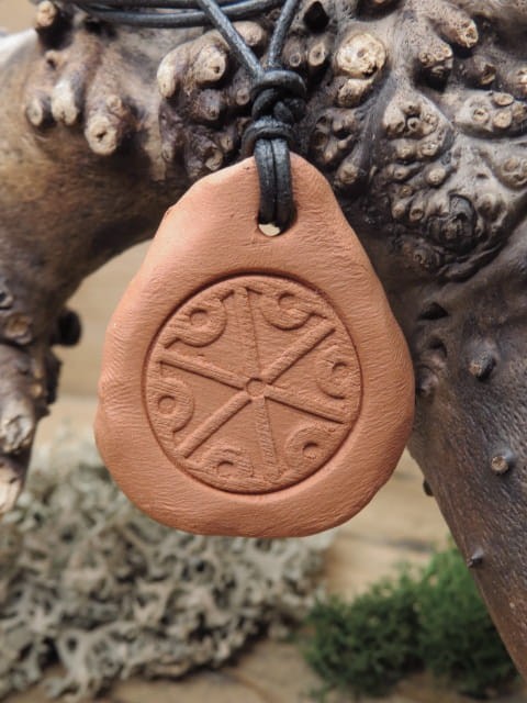 Symbol Peruna – wisior z surowej gliny - ceramika - biżuteria słowiańska