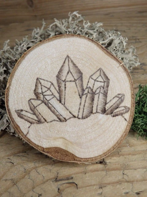 Magnes Kryształ Górski – siła Ziemi wypalona w drewnie