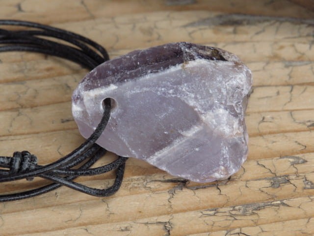 ametyst * amulet na rzemieniu