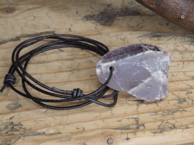 ametyst * amulet na rzemieniu