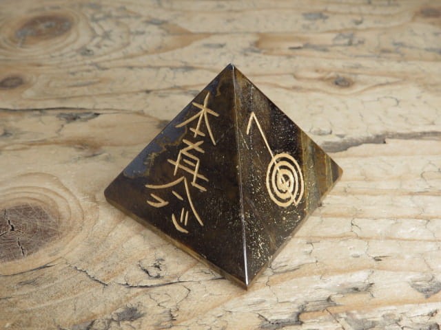 tygrysie oko - piramida Reiki