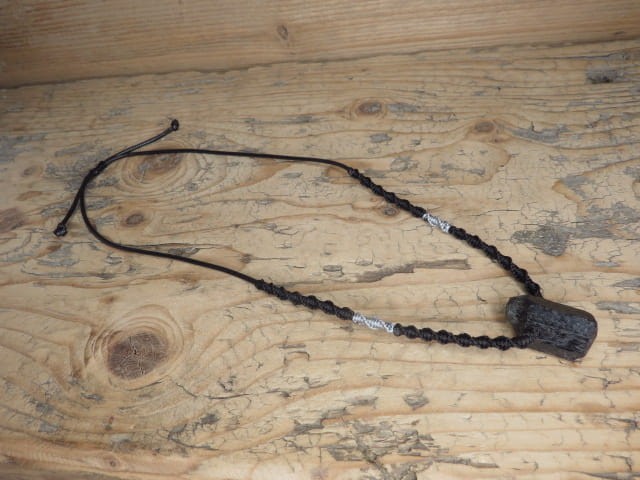 turmalin czarny szerl * amulet ochronny * naszyjnik makrama