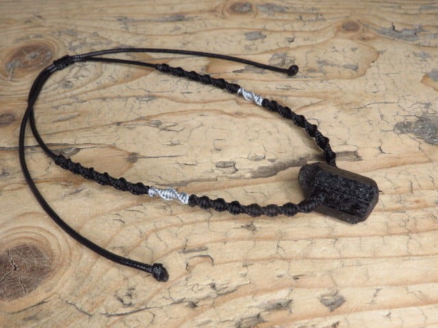 turmalin czarny szerl * amulet ochronny * naszyjnik makrama