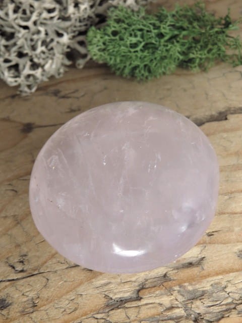 Kwarc różowy - kamień do masażu. Ręcznie wykonane mydełko do masażu. Kamień polerowany.