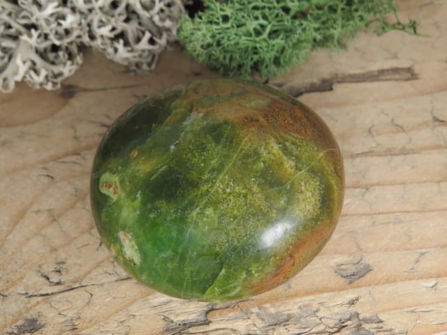 Jadeit - kamień do masażu. Ręcznie wykonane mydełko do masażu. Kamień polerowany.