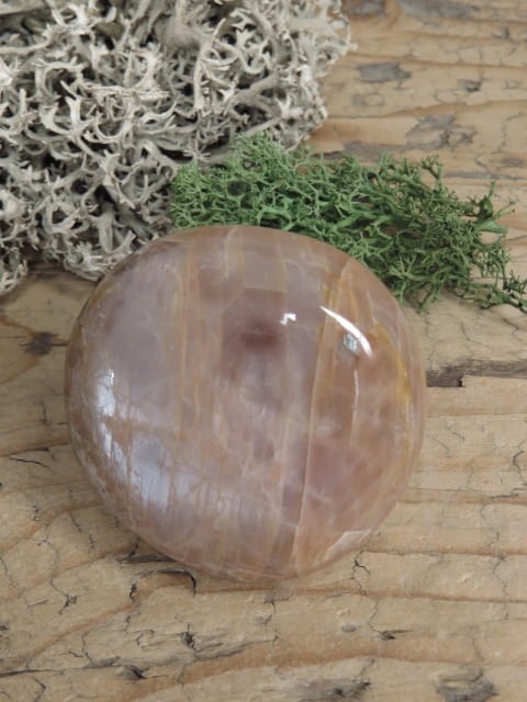 Kamień księżycowy - kamień do masażu. Ręcznie wykonane mydełko do masażu. Kamień polerowany.