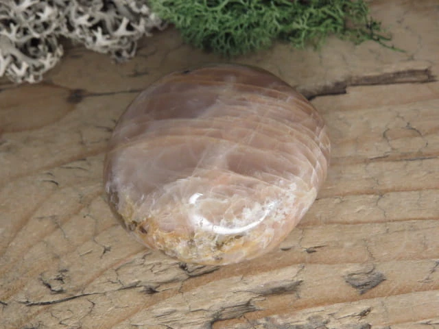 Kamień księżycowy - kamień do masażu. Ręcznie wykonane mydełko do masażu. Kamień polerowany.