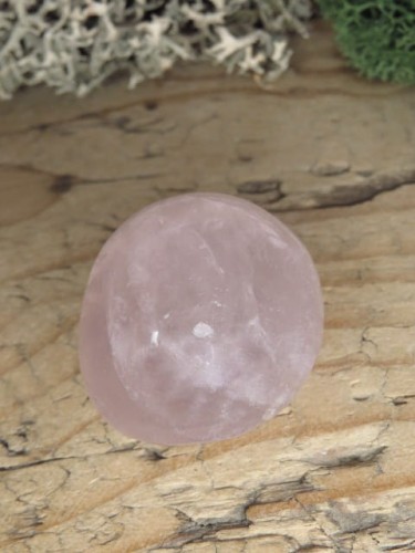 Kwarc różowy - kamień polerowany.