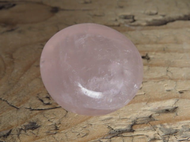 Kwarc różowy - kamień polerowany.