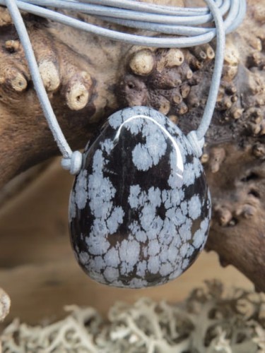 Obsydian śnieżny na szarym, okrągłym rzemieniu - kamień naturalny, przewiercony. Długość rzemyka regulowana za pomocą przeciąganych supełków.