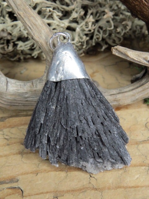 dysten czarny - cjanit wisior * amulet ochronny - rozwój duchowy