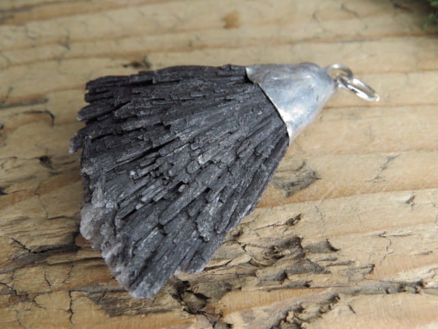 dysten czarny - cjanit wisior * amulet ochronny - rozwój duchowy