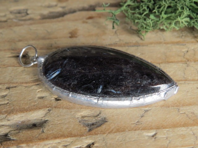 Wisior z antofyllitu oprawionego w miedź i cynę. Ten unikalny wisior to połączenie naturalnego piękna i rękodzielniczego kunsztu. Antofyllit to rzadki minerał należący do grupy amfiboli.