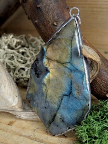 Wisior z labradorytu. Wielkość kamienia: 6,9 x 4,2 x 0,8cm Labradoryt – kamień intuicji, ochrony i przemiany. Labradoryt to wyjątkowy kamień o tajemniczym, opalizującym blasku – od wieków uważany za kamień magii, intuicji i duchowej przemiany.