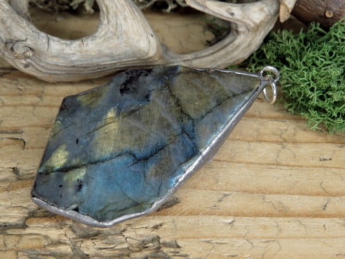 Wisior z labradorytu. Wielkość kamienia: 6,9 x 4,2 x 0,8cm Labradoryt – kamień intuicji, ochrony i przemiany. Labradoryt to wyjątkowy kamień o tajemniczym, opalizującym blasku – od wieków uważany za kamień magii, intuicji i duchowej przemiany.