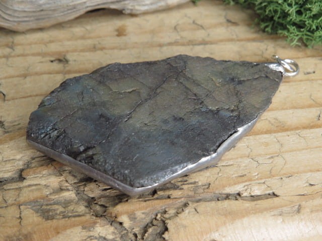 Wisior z labradorytu. Wielkość kamienia: 6,9 x 4,2 x 0,8cm Labradoryt – kamień intuicji, ochrony i przemiany. Labradoryt to wyjątkowy kamień o tajemniczym, opalizującym blasku – od wieków uważany za kamień magii, intuicji i duchowej przemiany.