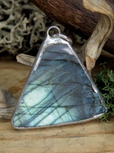 Wisior z labradorytu. Wielkość kamienia: 3,7 x 4 x 0,5cm Labradoryt – kamień intuicji, ochrony i przemiany. Labradoryt to wyjątkowy kamień o tajemniczym, opalizującym blasku – od wieków uważany za kamień magii, intuicji i duchowej przemiany.