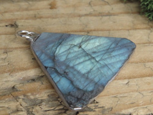 Wisior z labradorytu. Wielkość kamienia: 3,7 x 4 x 0,5cm Labradoryt – kamień intuicji, ochrony i przemiany. Labradoryt to wyjątkowy kamień o tajemniczym, opalizującym blasku – od wieków uważany za kamień magii, intuicji i duchowej przemiany.