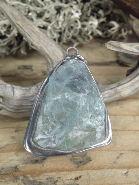 Wisiorek z zielonego fluorytu. Kamień naturalny, oprawiony w miedź i cynę.