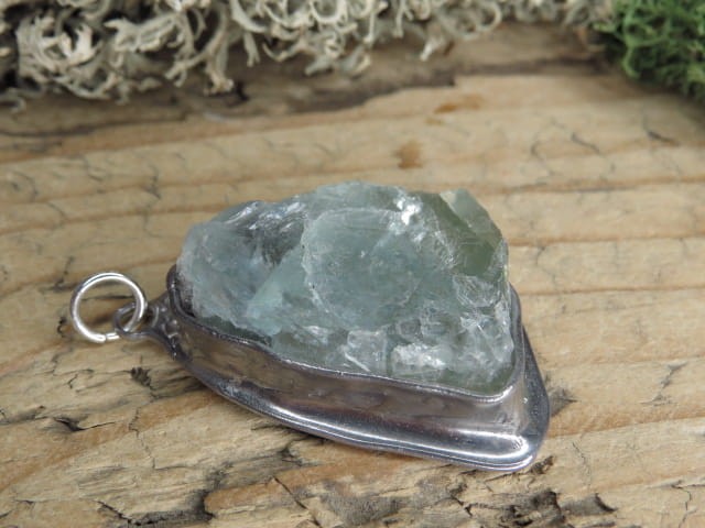 Wisiorek z zielonego fluorytu. Kamień naturalny, oprawiony w miedź i cynę.