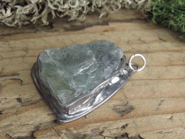 Wisiorek z zielonego fluorytu. Kamień naturalny, oprawiony w miedź i cynę.