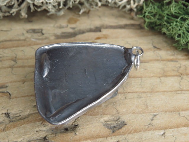 Wisiorek z zielonego fluorytu. Kamień naturalny, oprawiony w miedź i cynę.