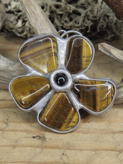 artystyczny wisior kwiatek z tygrysiego oka i onyksu