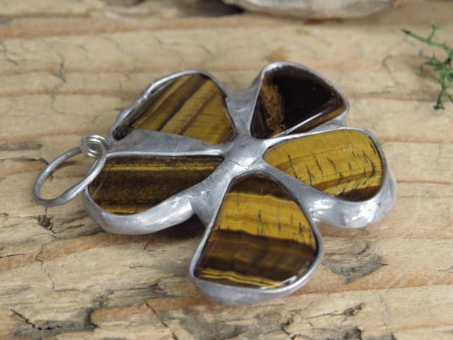 artystyczny wisior kwiatek z tygrysiego oka i onyksu