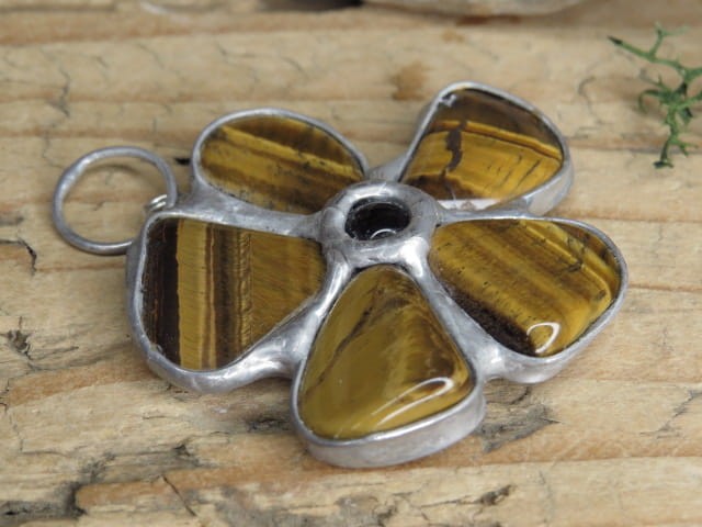 artystyczny wisior kwiatek z tygrysiego oka i onyksu