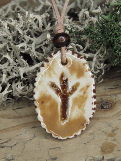 Runa Algiz - wisior z ceramiki - amulet ochronny