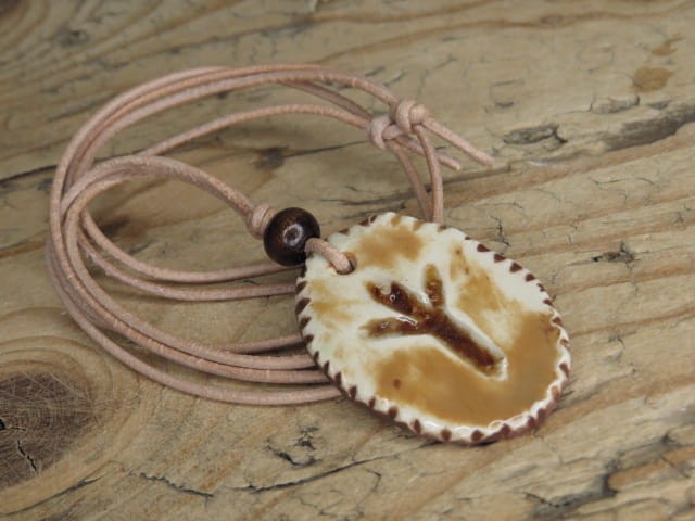 Runa Algiz - wisior z ceramiki - amulet ochronny