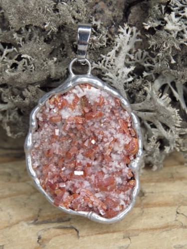 Unikatowy amulet wykonany ze szczotki krystalicznej wanadynitu. Kamień nie jest szlifowany – zachował autentyczny, surowy wygląd, z naturalnymi niedoskonałościami, które nadają mu niepowtarzalny charakter.