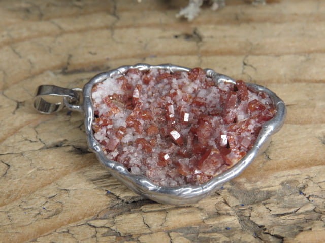 Unikatowy amulet wykonany ze szczotki krystalicznej wanadynitu. Kamień nie jest szlifowany – zachował autentyczny, surowy wygląd, z naturalnymi niedoskonałościami, które nadają mu niepowtarzalny charakter.