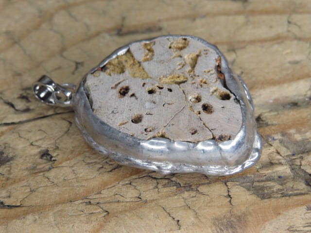 Unikatowy amulet wykonany ze szczotki krystalicznej wanadynitu. Kamień nie jest szlifowany – zachował autentyczny, surowy wygląd, z naturalnymi niedoskonałościami, które nadają mu niepowtarzalny charakter.