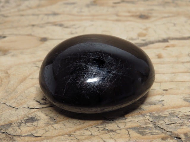 Czarny turmalin - kamień do masażu. Ręcznie wykonane mydełko do masażu. Kamień polerowany.