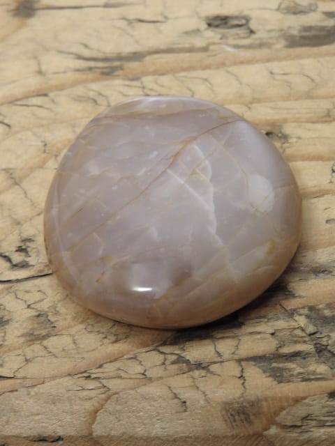 Kamień księżycowy - kamień do masażu. Ręcznie wykonane mydełko do masażu. Kamień polerowany.
