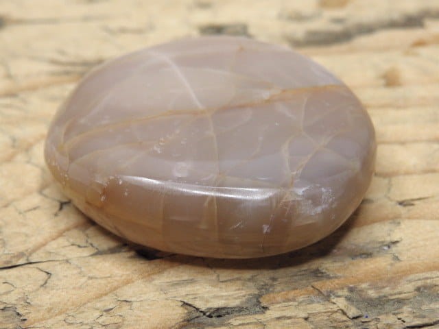 Kamień księżycowy - kamień do masażu. Ręcznie wykonane mydełko do masażu. Kamień polerowany.