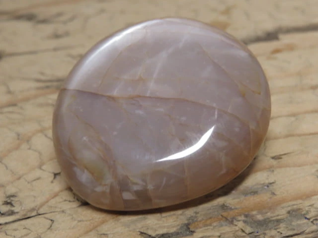 Kamień księżycowy - kamień do masażu. Ręcznie wykonane mydełko do masażu. Kamień polerowany.