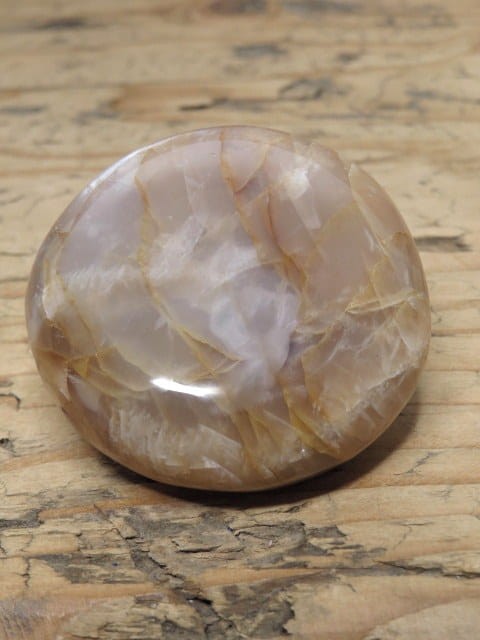 Kamień księżycowy - kamień do masażu. Ręcznie wykonane mydełko do masażu. Kamień polerowany.