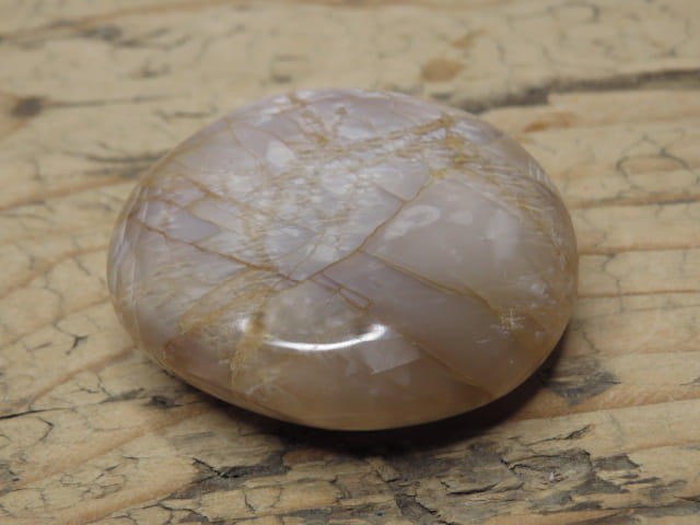 Kamień księżycowy - kamień do masażu. Ręcznie wykonane mydełko do masażu. Kamień polerowany.
