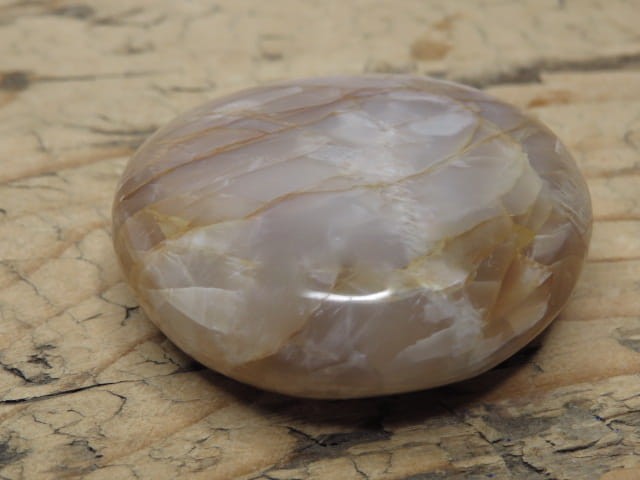 Kamień księżycowy - kamień do masażu. Ręcznie wykonane mydełko do masażu. Kamień polerowany.