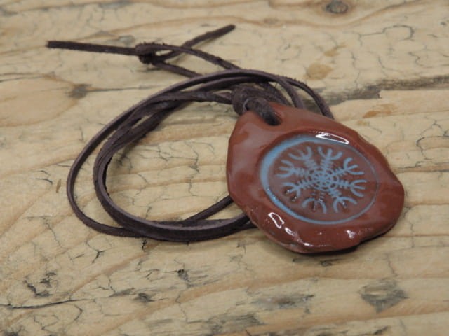 Aegishjalmur -Tarcza Algizowa - wisior z ceramiki - amulet ochronny