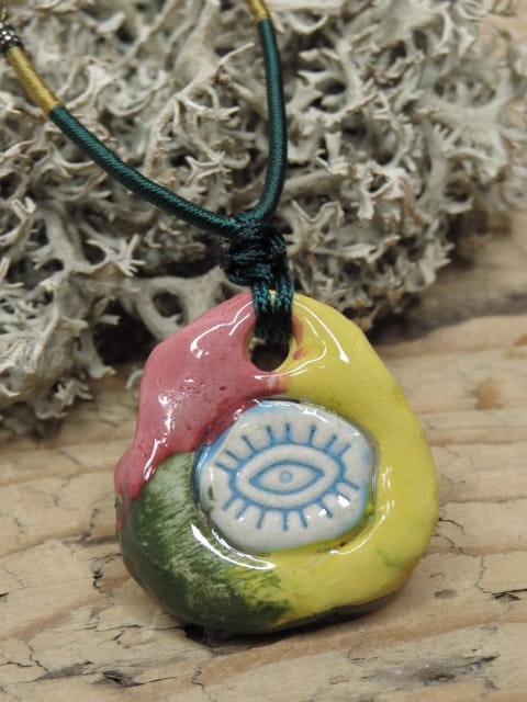 Wisior ceramiczny z motywem oka – kolorowy amulet ochronny
