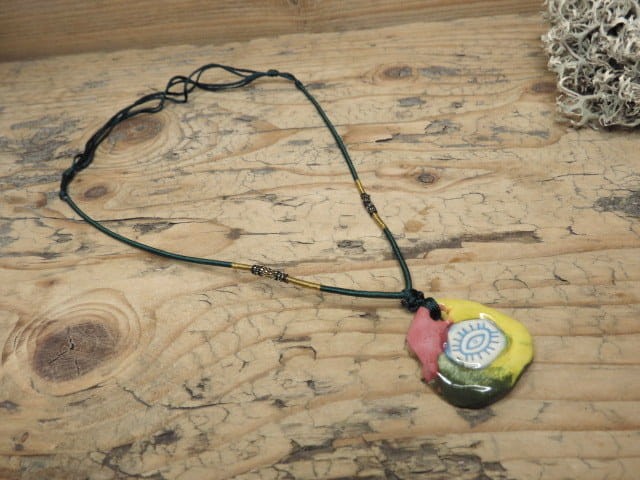 Wisior ceramiczny z motywem oka – kolorowy amulet ochronny