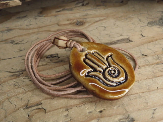 Ceramiczny wisior z symbolem ręki ze spiralą – rękodzieło Kuźni Alchemicznej